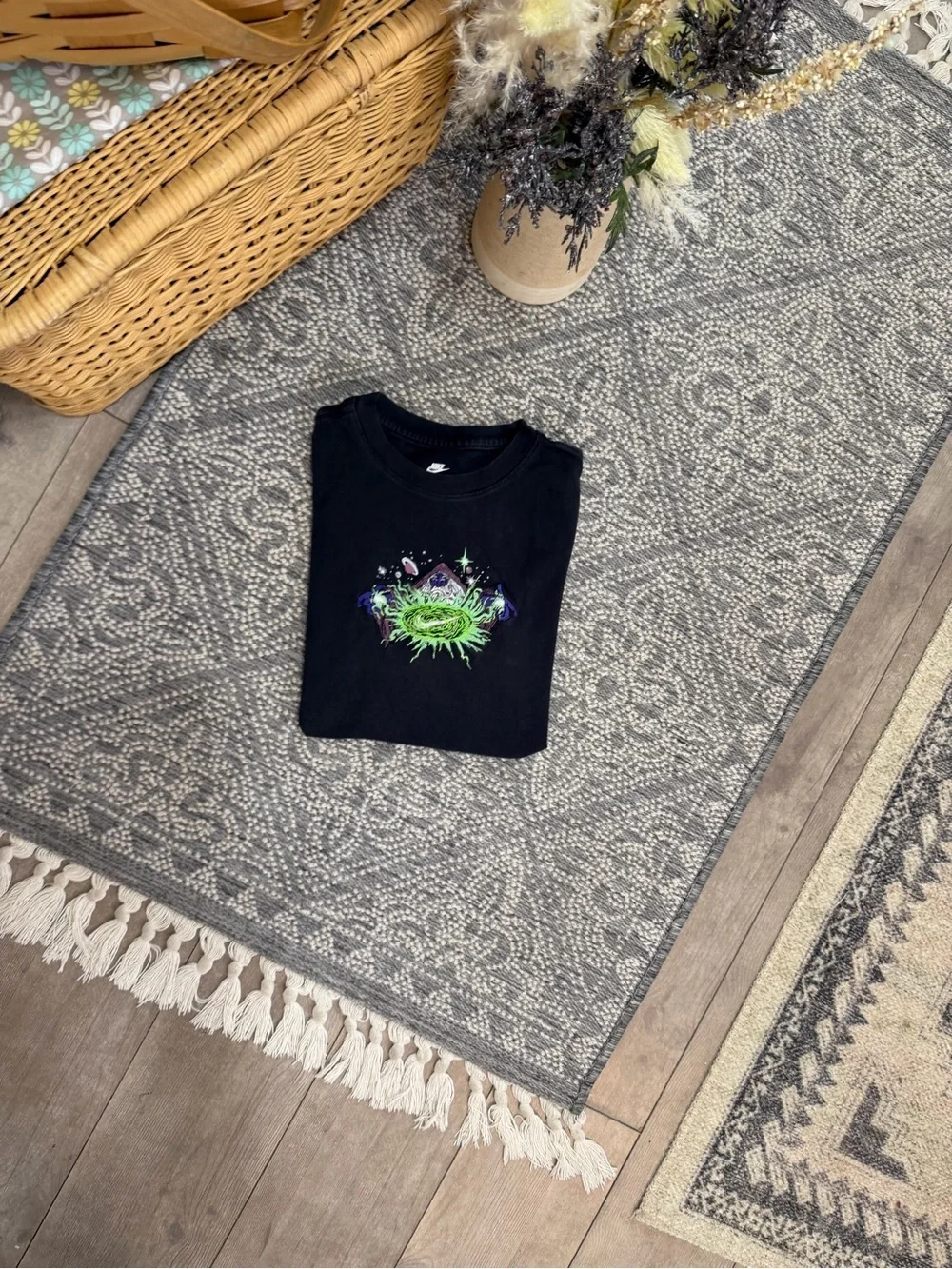 Nike Boys Graphic T-Shirt Large Sportswear Interstellar Magic Wizard Embroidered